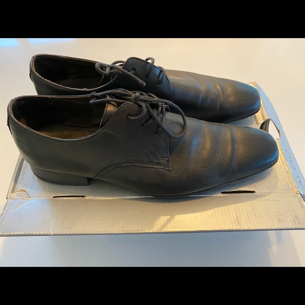 Man dress up shoes